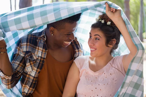 Pareja de pie juntos bajo la manta —  Fotos de Stock