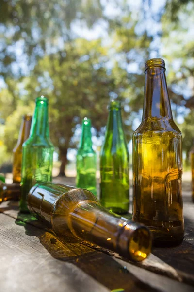 Порожні пляшки пива на дерев'яній дошці — стокове фото