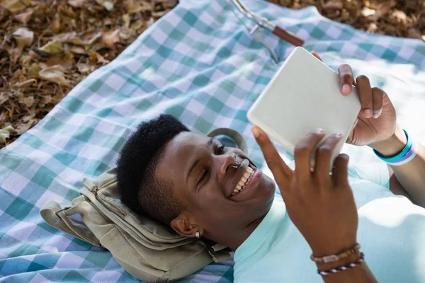 Homme utilisant une tablette numérique — Photo