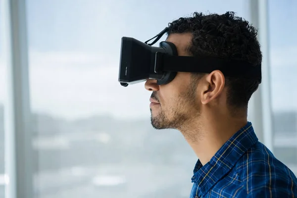 Виконавчий з використанням гарнітури віртуальної реальності — стокове фото