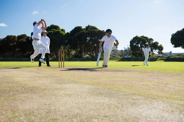 Giocatori che giocano a cricket match — Foto Stock