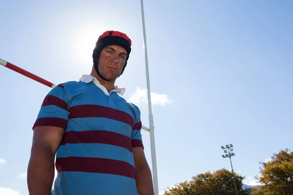 Jogador de rugby usando capacete — Fotografia de Stock