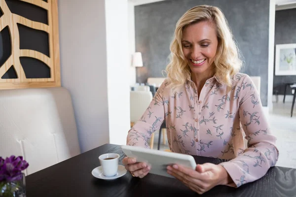 Femme d'affaires utilisant la tablette tout en étant assis dans le café — Photo