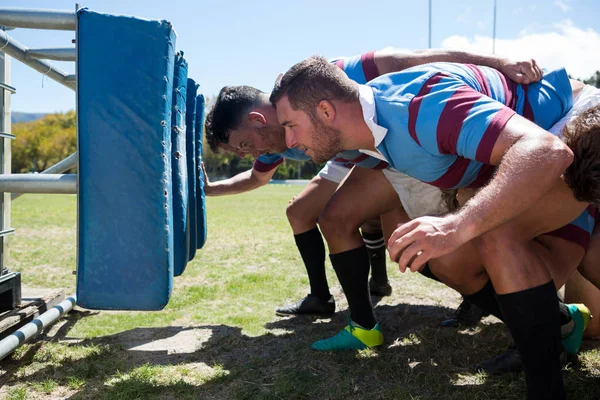 Rugby spillere crouching på banen - Stock-foto