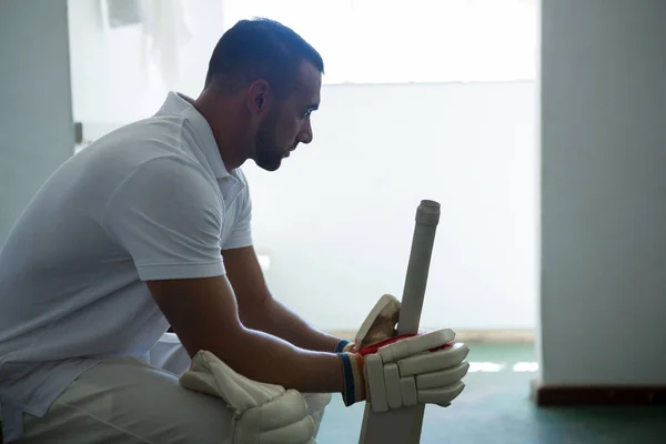 Jogador de críquete sentado no banco — Fotografia de Stock
