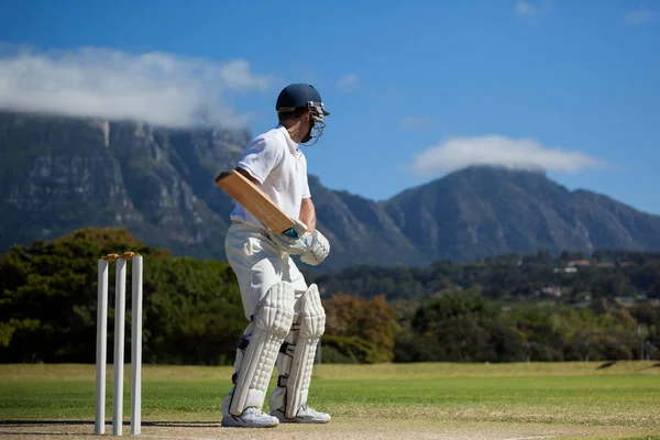 Cricketspiller som øver på banen – stockfoto