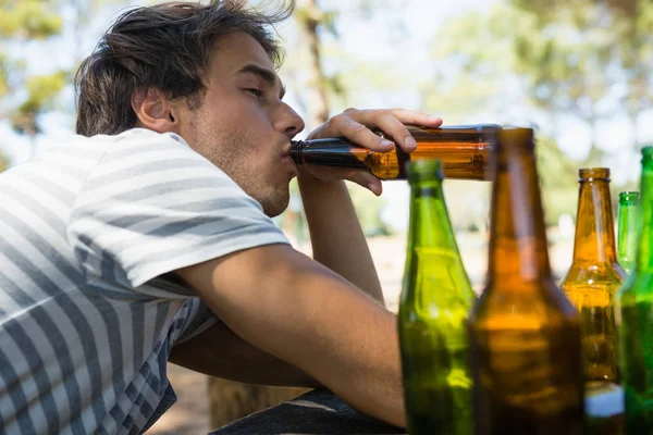 Człowiek pije piwo z butelki — Zdjęcie stockowe