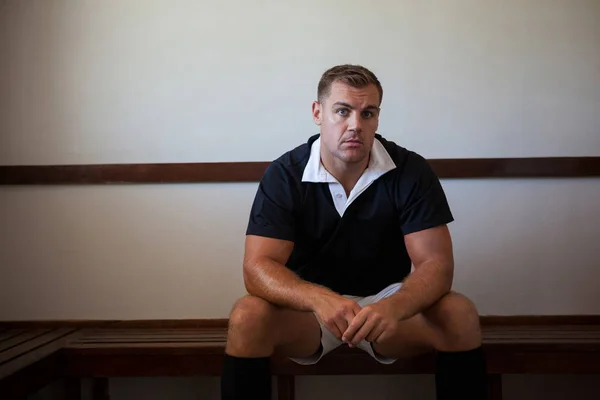 Rugbyspeler zitten op bankje — Stockfoto