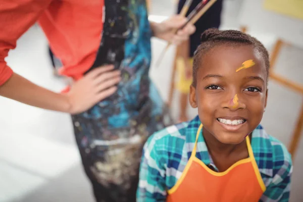Lächelndes Mädchen mit Farbe im Gesicht — Stockfoto
