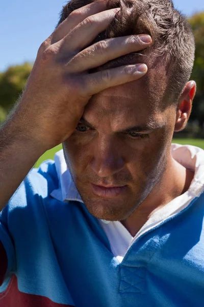 Jogador de rugby tenso no campo — Fotografia de Stock