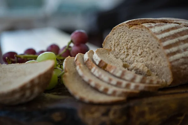 Pan integral y uvas en plato —  Fotos de Stock
