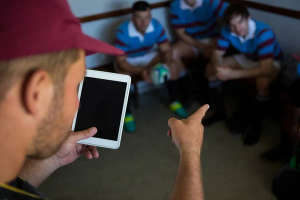 Treinador explicando equipe de rugby — Fotografia de Stock
