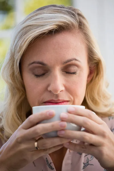 Mujer de negocios oliendo taza de café — Foto de Stock