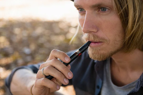 Homme fumant une cigarette électronique — Photo