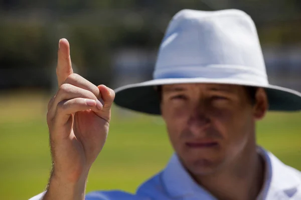 Umpire gesturing out sign during match — Stock Photo, Image