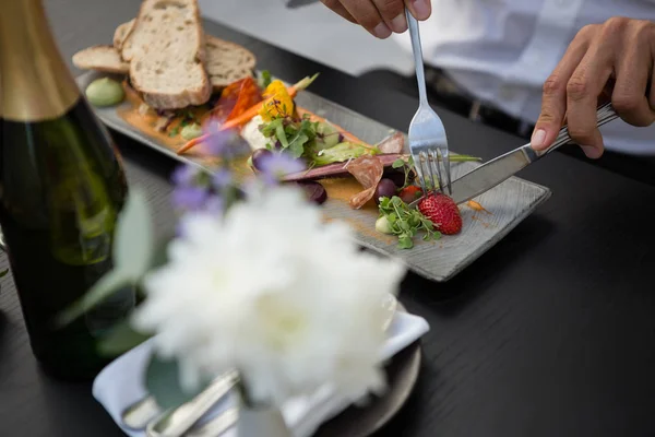 Man met lunch in restaurant — Stockfoto