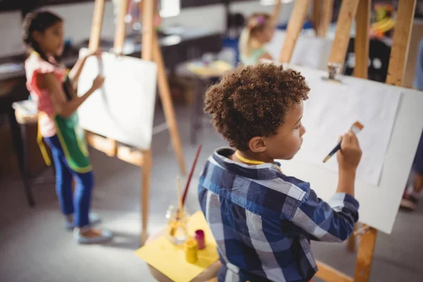 Uppmärksamma skolpojke flämtande på duk — Stockfoto