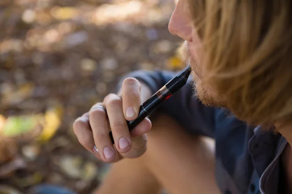 Man röka en elektronisk cigarett — Stockfoto