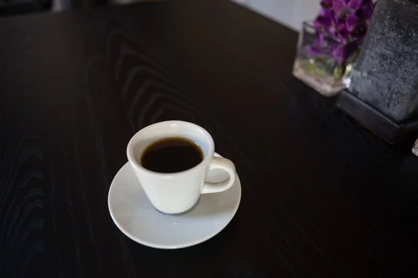 Schwarzer Kaffee auf Tisch im Café serviert — Stockfoto