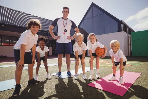 Happy coach en schoolkinderen — Stockfoto