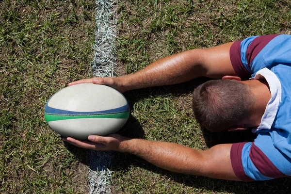 Jugador de rugby sosteniendo pelota —  Fotos de Stock