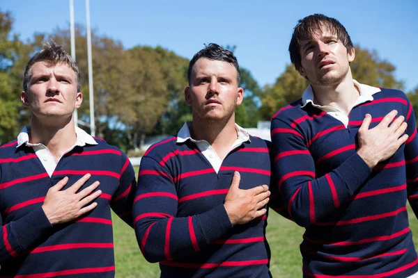 Jogadores de rugby olhando para longe — Fotografia de Stock