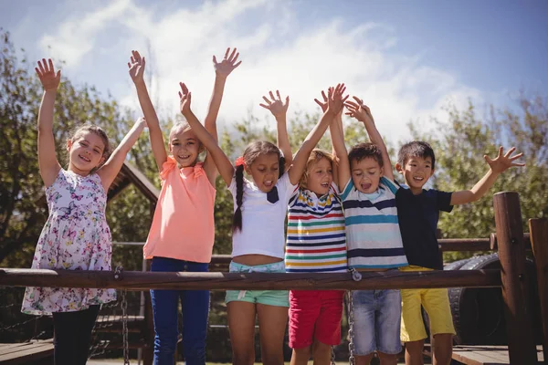 Escolares brincando no playground — Fotografia de Stock