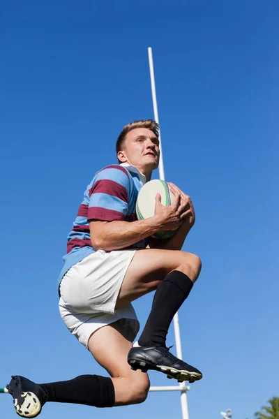 Rugby player fånga bollen — Stockfoto