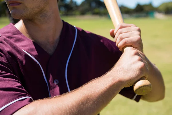Hráč držící baseballovou pálkou — Stock fotografie