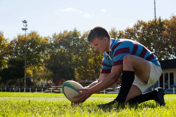 Player getting ready to kick ball — Stock Photo, Image