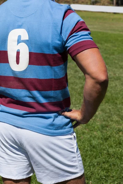 Jogador de rugby em pé no campo — Fotografia de Stock