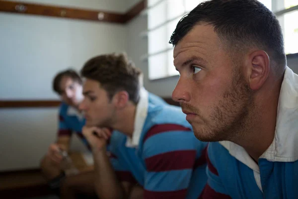 Jogadores de rugby sentados contra a parede — Fotografia de Stock