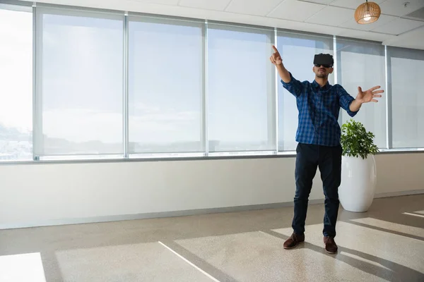 Executivo usando headset realidade virtual — Fotografia de Stock