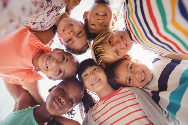 Schoolkinderen vormt kruipen — Stockfoto