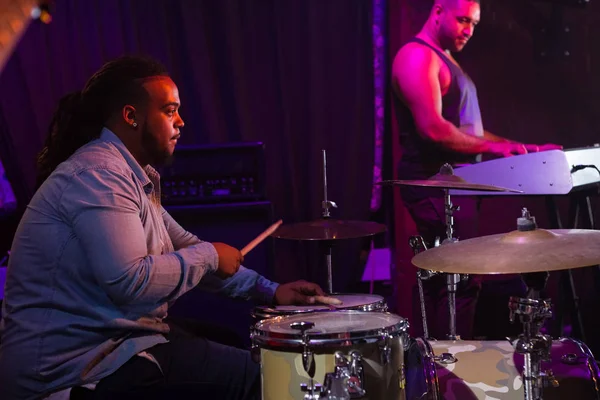 Baterista tocando en el escenario — Foto de Stock