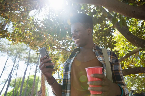 Uomo che utilizza il telefono cellulare nel parco — Foto Stock