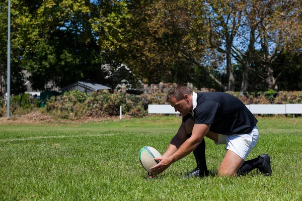 Jogador de rugby jogando com bola — Fotografia de Stock