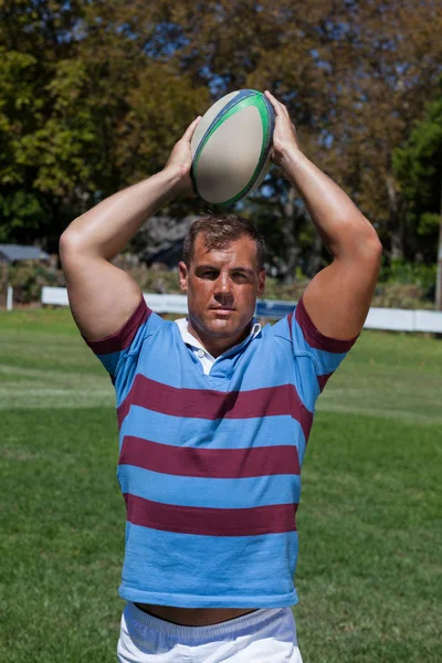 Jogador de rugby segurando bola — Fotografia de Stock