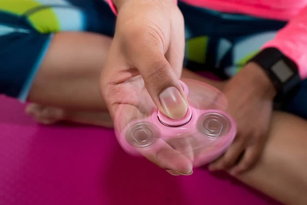 Menina brincando com fidget spinner — Fotografia de Stock
