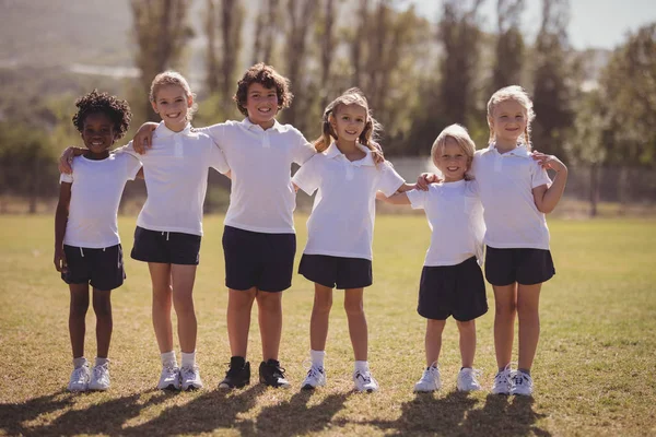 Colegialas de pie con los brazos en el parque — Foto de Stock