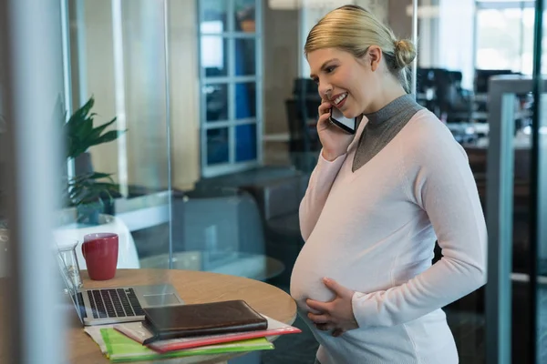 Gravid affärskvinna prata telefon — Stockfoto