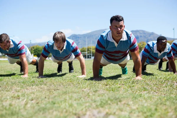 Jogadores de rugby fazendo empurrar para cima — Fotografia de Stock