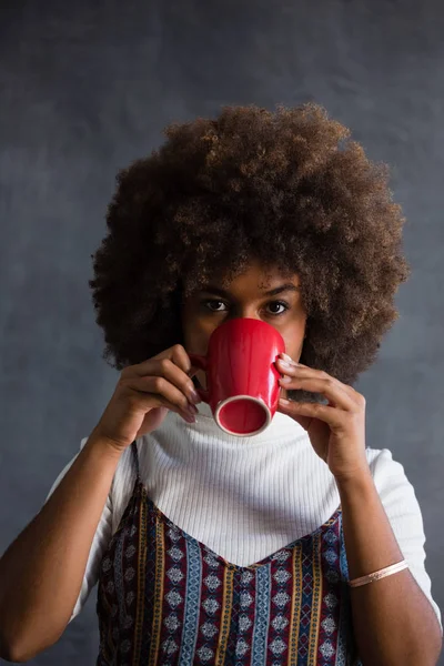 Kávét iszik, göndör haj nő — Stock Fotó