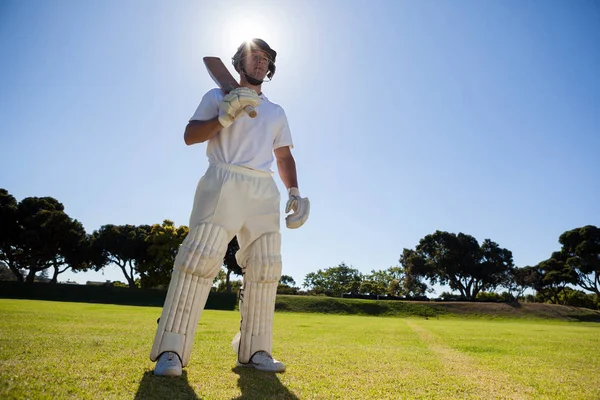 Spieler mit Cricketschläger stehend — Stockfoto