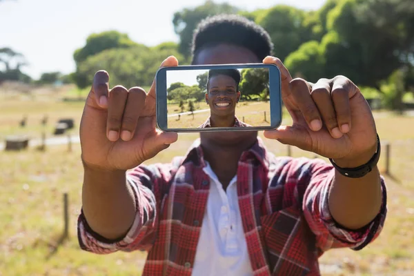 Homem a tirar selfie no telemóvel — Fotografia de Stock
