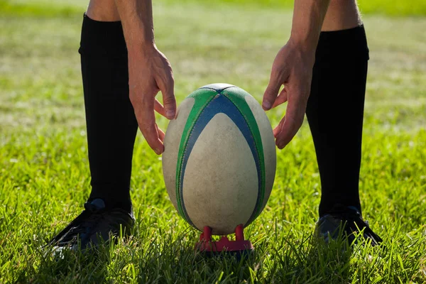 Rugbyspeler klaar om te schoppen de bal — Stockfoto