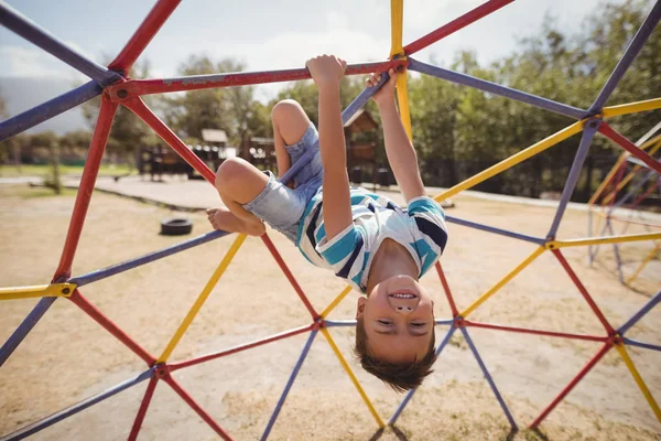 Colegial jugando en la cúpula escalador — Foto de Stock