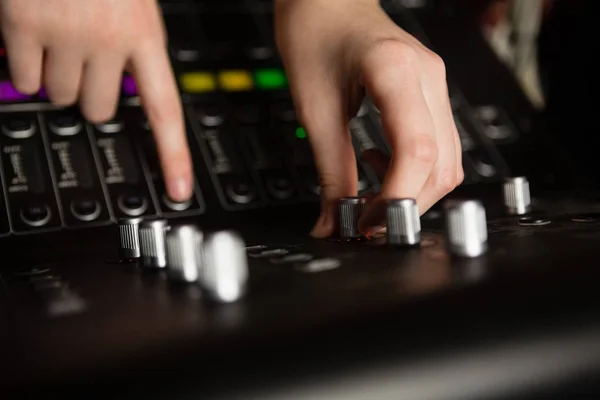 Ingeniera de audio femenina usando mezclador de sonido — Foto de Stock