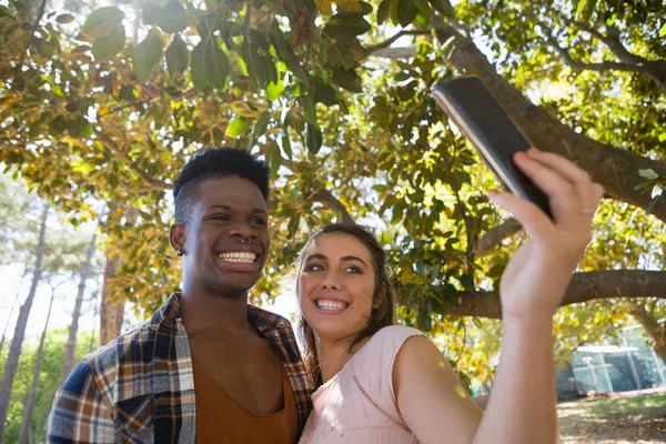 Pareja tomando selfie en el teléfono móvil — Foto de Stock