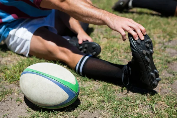 Rugbyspelare röra tårna — Stockfoto